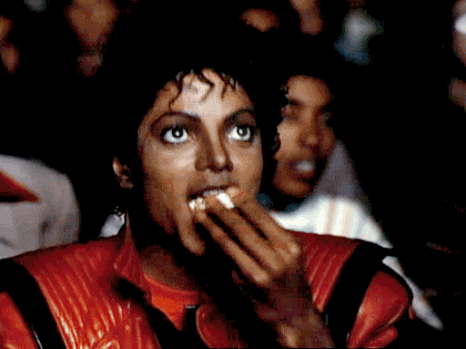 Escena final de 'Thriller' éxito musical de Michael Jackson, donde come palomitas de maíz en el cine.- Blog Hola Telcel.