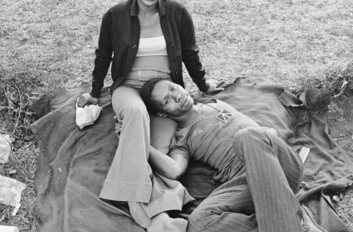 David Goldblatt. Lulu Gebashe y Solomon Mlutshana, que trabajaban en una tienda de discos de la ciudad, Mofolo Park, 1972. Yale University Art Gallery, New Haven, Connecticut