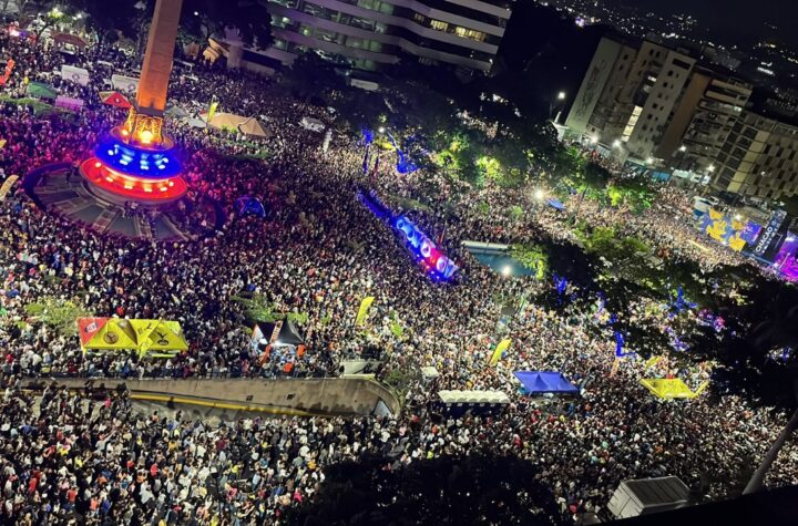 Karina desbordó la plaza Francia en Altamira con su concierto gratuito