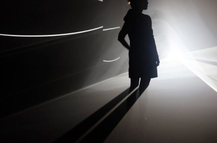 Anthony McCall. Cara a cara, 2018. Fotografía: Darren O’Brien/Guzelian Pictures. Cortesía del artista