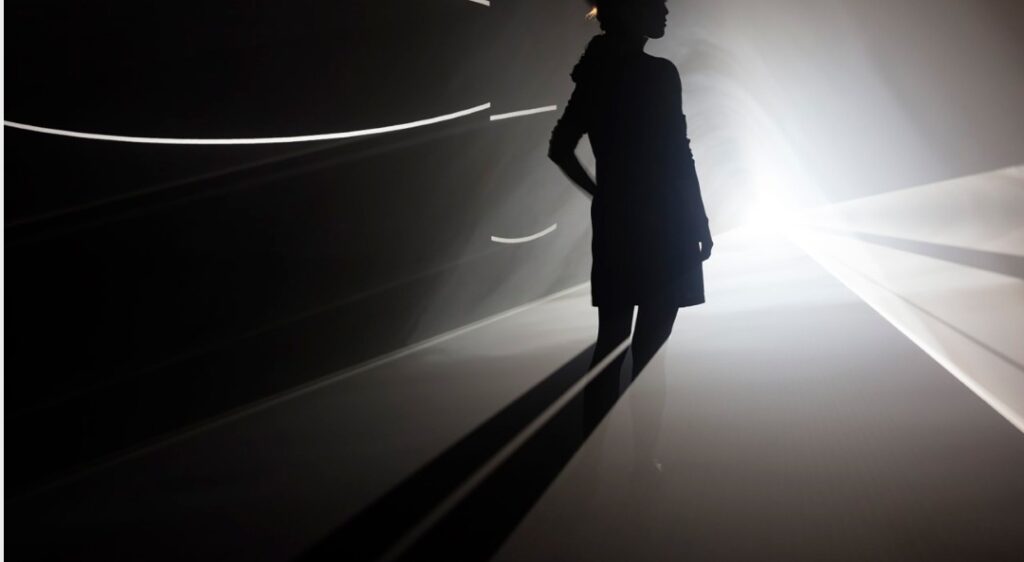 Anthony McCall. Cara a cara, 2018. Fotografía: Darren O’Brien/Guzelian Pictures. Cortesía del artista