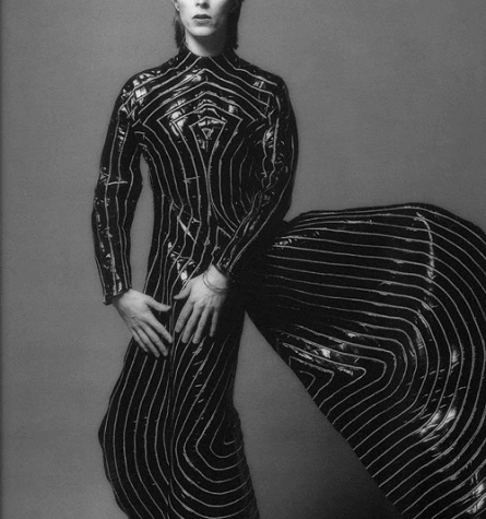 Se muestran varias fotografía en blanco y negro de David Bowie posando de distintas maneras.- Blog Hola Telcel