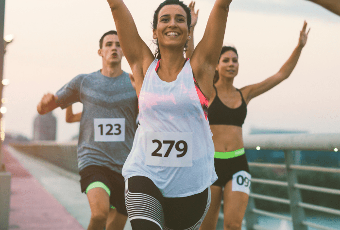 mujer corriendo en los Splits adidas mientras enciende su poder.- Blog Hola Telcel