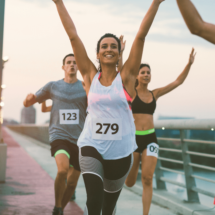 mujer corriendo en los Splits adidas mientras enciende su poder.- Blog Hola Telcel