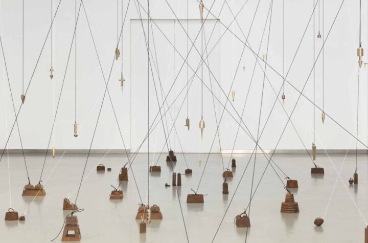 Carlos Garaicoa. Contrapeso (Ciudad plomada), 2022. Cortesía del artista, Galería Elba Benítez, Galería Filomena Soares y Galleria Continua. © de la obra, Carlos Garaicoa, VEGAP, Illes Balears, 2024. Fotografía: Antonio Jorge Silva