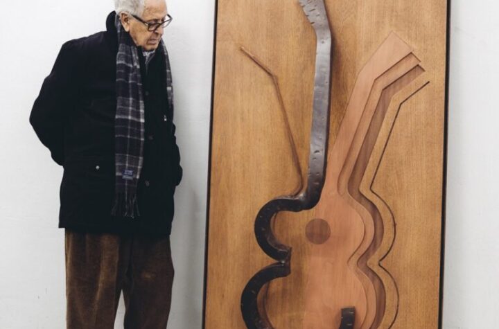 Martín Chirino junto a la obra Homenaje a la música VII. Guitarra. Sueño de la música, 2018. Fotografía: Román Argenta