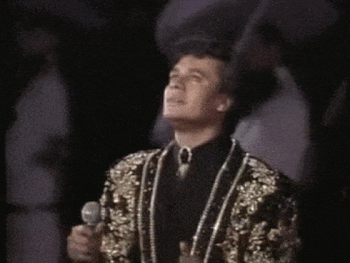 Juan Gabriel viendo a su público en una de sus presentaciones en Bellas Artes.- Blog Hola Telcel