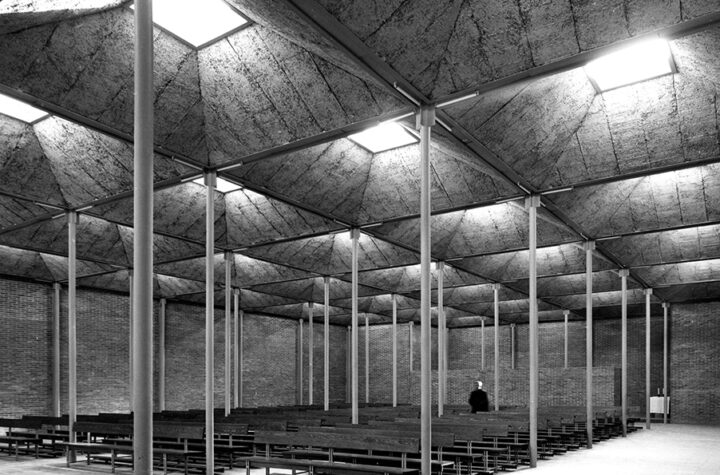 García de Paredes. Iglesia de Nuestra Señora de Fuencisla, Poblado de Almendrales, Madrid, 1961-1964 © Alberto Schommer, VEGAP, Madrid, 2024