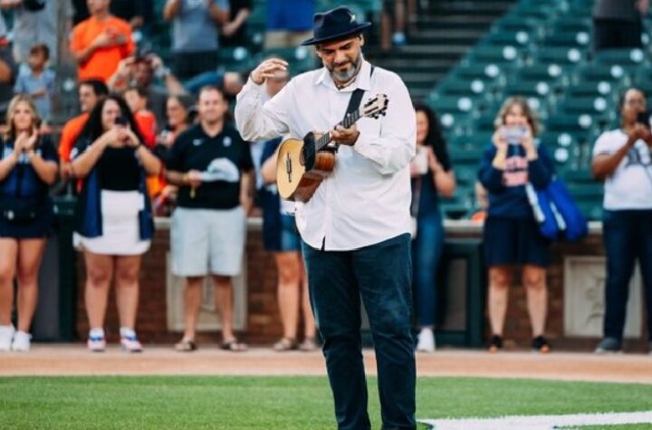 El músico venezolano Jorge Glem interpretó el himno de EEUU con su cuatro en un juego de MLB