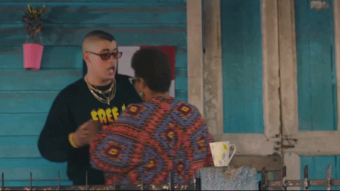 Bad Bunny bailando con una mujer de Puerto Rico que nos recuerda que trabajando juntos podemos lidiar con cualquier adversidad.- Blog Hola Telcel