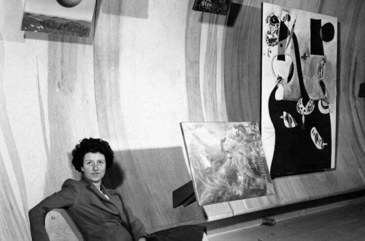 Atribuida a Berenice Abbott. Peggy Guggenheim posa en su galería neoyorquina Art of This Century, 22 de octubre de 1942.  © 2024 Estate of Berenice Abbott