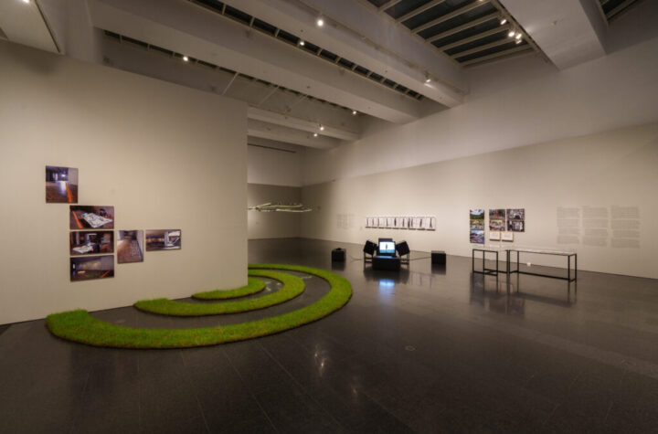 Vista de "María Teresa Hincapié. Si este fuera un principio de infinito" en el MACBA. Fotografía: Miquel Coll