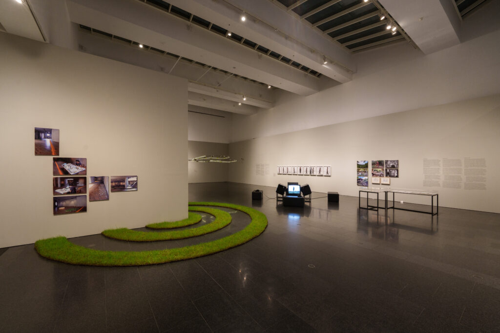 Vista de "María Teresa Hincapié. Si este fuera un principio de infinito" en el MACBA. Fotografía: Miquel Coll