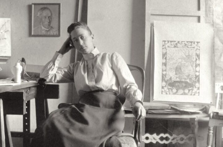 Fotografía de la artista sueca Hilma af Klint (1862–1944) en su estudio de Hamngatan en Estocolmo. ©The Hilma af Klint Foundation, Bilbao 2024