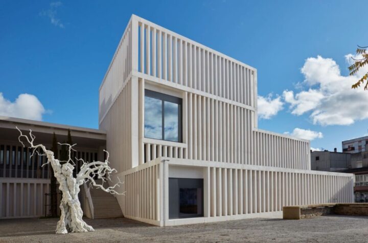 Vista del exterior del Museo Helga de Alvear. Fotografía: Joaquín Cortés