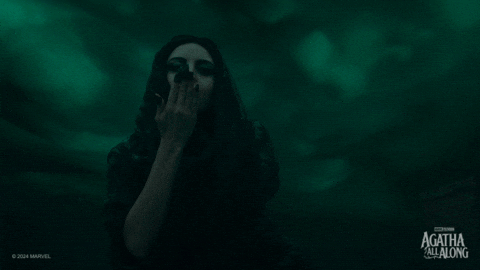 Lady Death mandando un beso a los fans de Marvel en una de las escenas más icónicas de la serie Agatha en todas partes.- Blog Hola Telcel