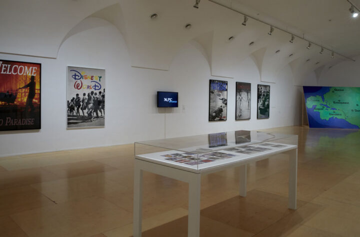 Vista de la exposición de Rogelio López Cuenca "Yendo leyendo, dando lugar" en el Museo Reina Sofía. Fotografía: Joaquín Cortés/ Román Lores. Archivo fotográfico del Museo Reina Sofía