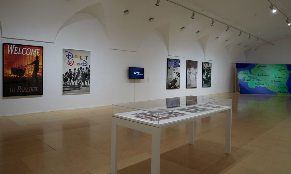 Vista de la exposición de Rogelio López Cuenca "Yendo leyendo, dando lugar" en el Museo Reina Sofía. Fotografía: Joaquín Cortés/ Román Lores. Archivo fotográfico del Museo Reina Sofía