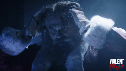 Santa Claus amarrándose el cabello antes de comenzar a luchar en Navidad.- Blog Hola Telcel