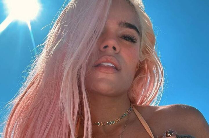 Karol G enloqueció a sus seguidores con una fotos en la playa