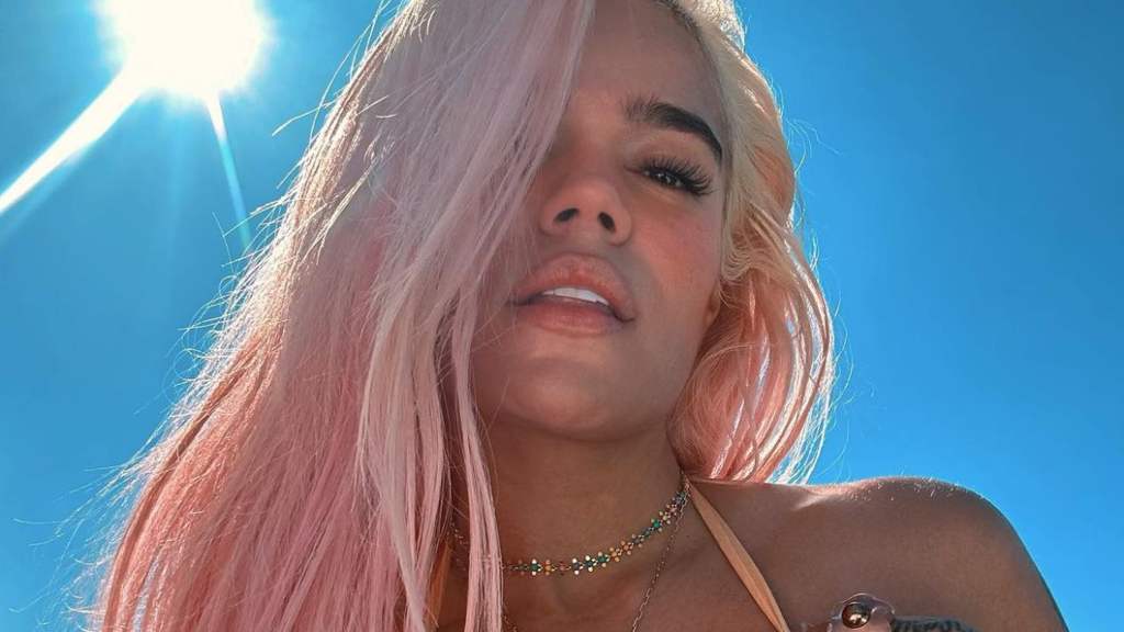 Karol G enloqueció a sus seguidores con una fotos en la playa