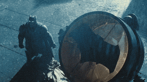 Ben Affleck esperando la nueva película de Batman bajo la lluvia para darle la bienvenida al nuevo Caballero Oscuro del nuevo Universo de DC.- Blog Hola Telcel