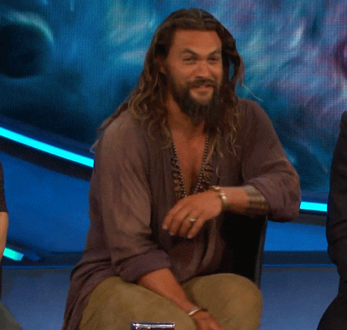 Jason Momoa girando en una silla mientras sonríe.- Blog Hola Telcel