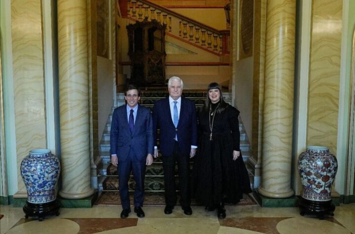 José Luis Martínez-Almeida, alcalde de Madrid; Carlos Fitz-James Stuart, duque de Alba; Joana Vasconcelos, artista.Fotografía: Alejandro Olea Pedrera / Ayuntamiento de Madrid