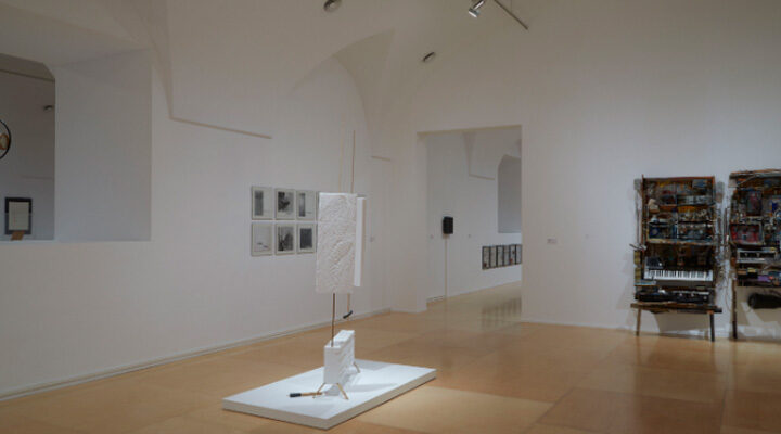 Vista de sala de la exposición Disonata. Arte en sonido hasta 1980. Museo Reina Sofía