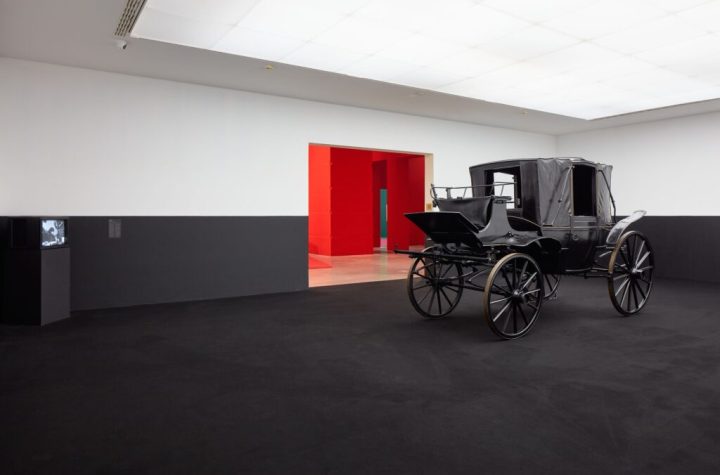 Vista de la muestra Facile ironia. L’ironia nell’arte italiana tra XX e XXI secolo. Fotografía: Carlo Favero