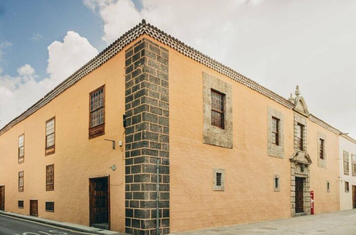 2 conservadores en el Museo de Historia y Antropología de Tenerife