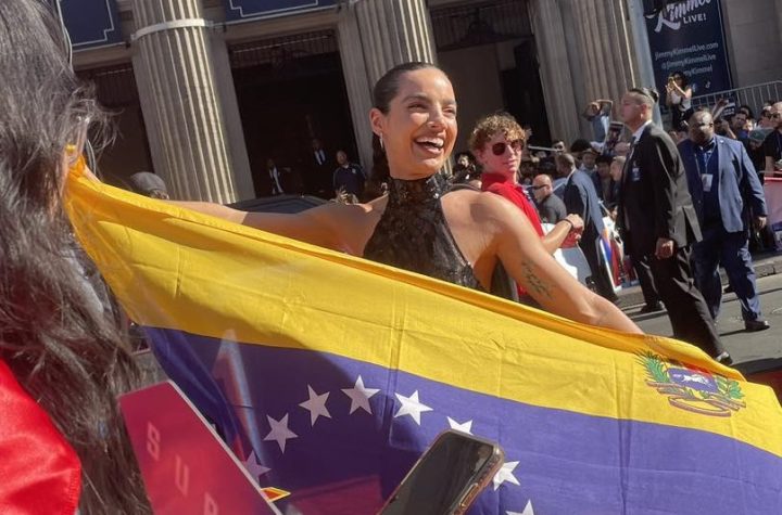 María Gabriela de Faría sacó la bandera de Venezuela en el estreno de 'Superman Legacy'