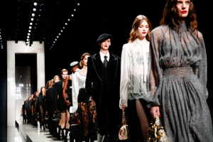 las celebridades revolucionan la moda en Milán con looks audaces y contrastes