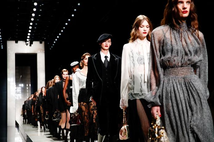 las celebridades revolucionan la moda en Milán con looks audaces y contrastes