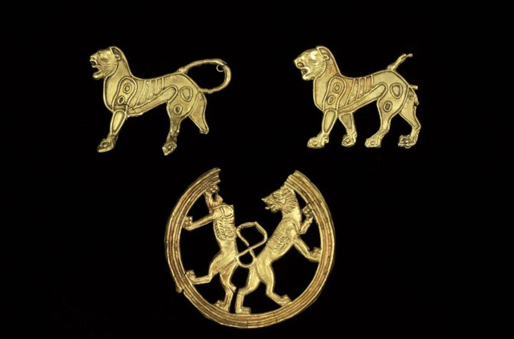 Placas de oro, originalmente con incrustaciones de piedras de colores. Irán. 600-400 a. C. © The Trustees of the British Museum