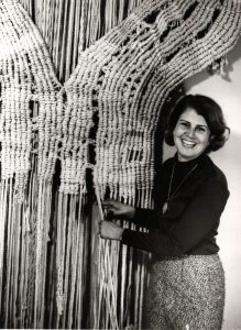Aurèlia Muñoz con su obra Macra I, 1969