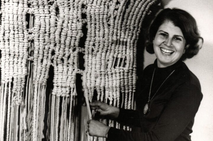 Aurèlia Muñoz con su obra Macra I, 1969