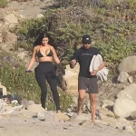 Kim Kardashian y Lewis Hamilton fueron vistos manoseándose en exceso durante cita playera