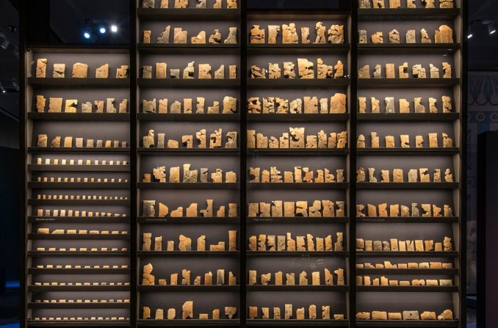 Montaje de la biblioteca de Asurbanipal en el British Museum, 2018-2019. Trustees of the British Museum. CC BY-NC-SA 4.0