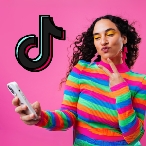 Influencer celebrando sus premios en los TikToks Awards de este año.- Blog Hola Telcel
