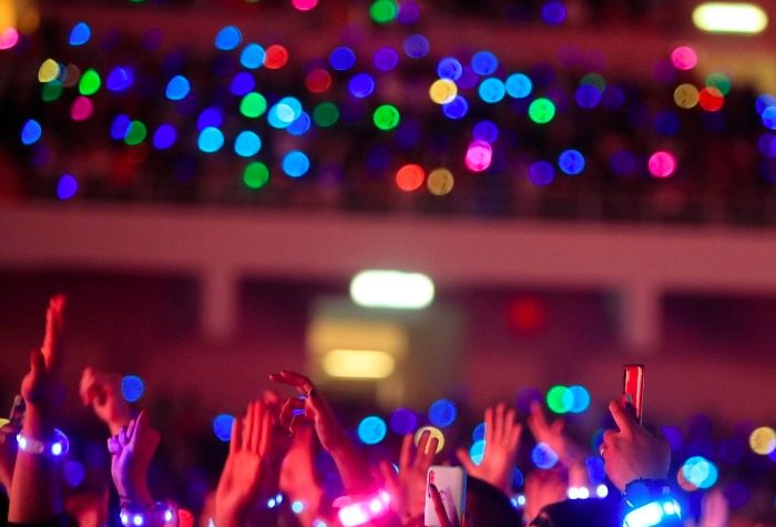 Conoce las pulseras luminosas que muchos artistas están dando en sus conciertos.-Blog Hola Telcel
