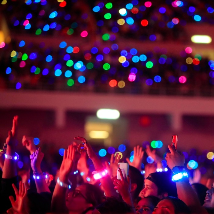 Conoce las pulseras luminosas que muchos artistas están dando en sus conciertos.-Blog Hola Telcel