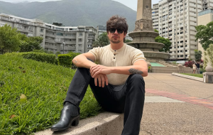 Cantante Lasso causa revuelo por inesperada visita a Caracas para enseñarle algo a su novia