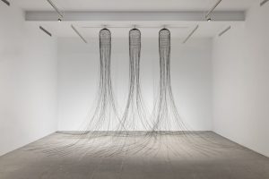 Pepe Espaliú, Sin título (Tres jaulas),1992. Museo Reina Sofía. Fotografía: Roberto Ruiz. © Pepe Espaliú, VEGAP, Madrid, 2026