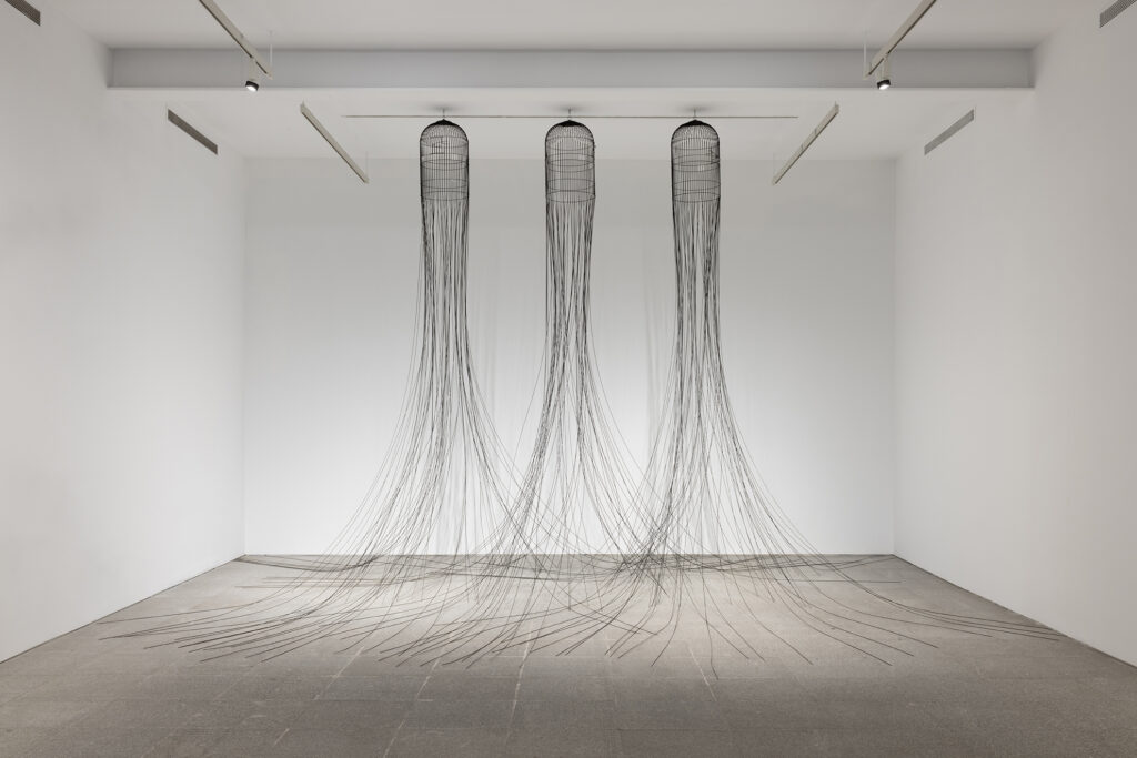 Pepe Espaliú, Sin título (Tres jaulas),1992. Museo Reina Sofía. Fotografía: Roberto Ruiz. © Pepe Espaliú, VEGAP, Madrid, 2026