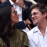 Brad Pitt e Ines de Ramón asistieron a la final femenina de Roland Garros en París y fueron vistos juntos durante la victoria de Mirra Andreeva sobre Maja Chwalinska (REUTERS/Guglielmo Mangiapane)