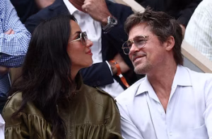 Brad Pitt e Ines de Ramón asistieron a la final femenina de Roland Garros en París y fueron vistos juntos durante la victoria de Mirra Andreeva sobre Maja Chwalinska (REUTERS/Guglielmo Mangiapane)