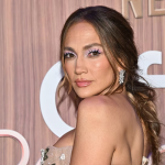 Jennifer Lopez comparte su look sin maquillaje y recién despierta para promocionar su nuevo producto para el cuidado de la piel